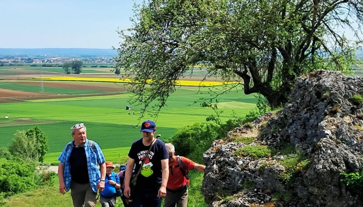 © 20260510_114447 Aufstieg zum Felsen