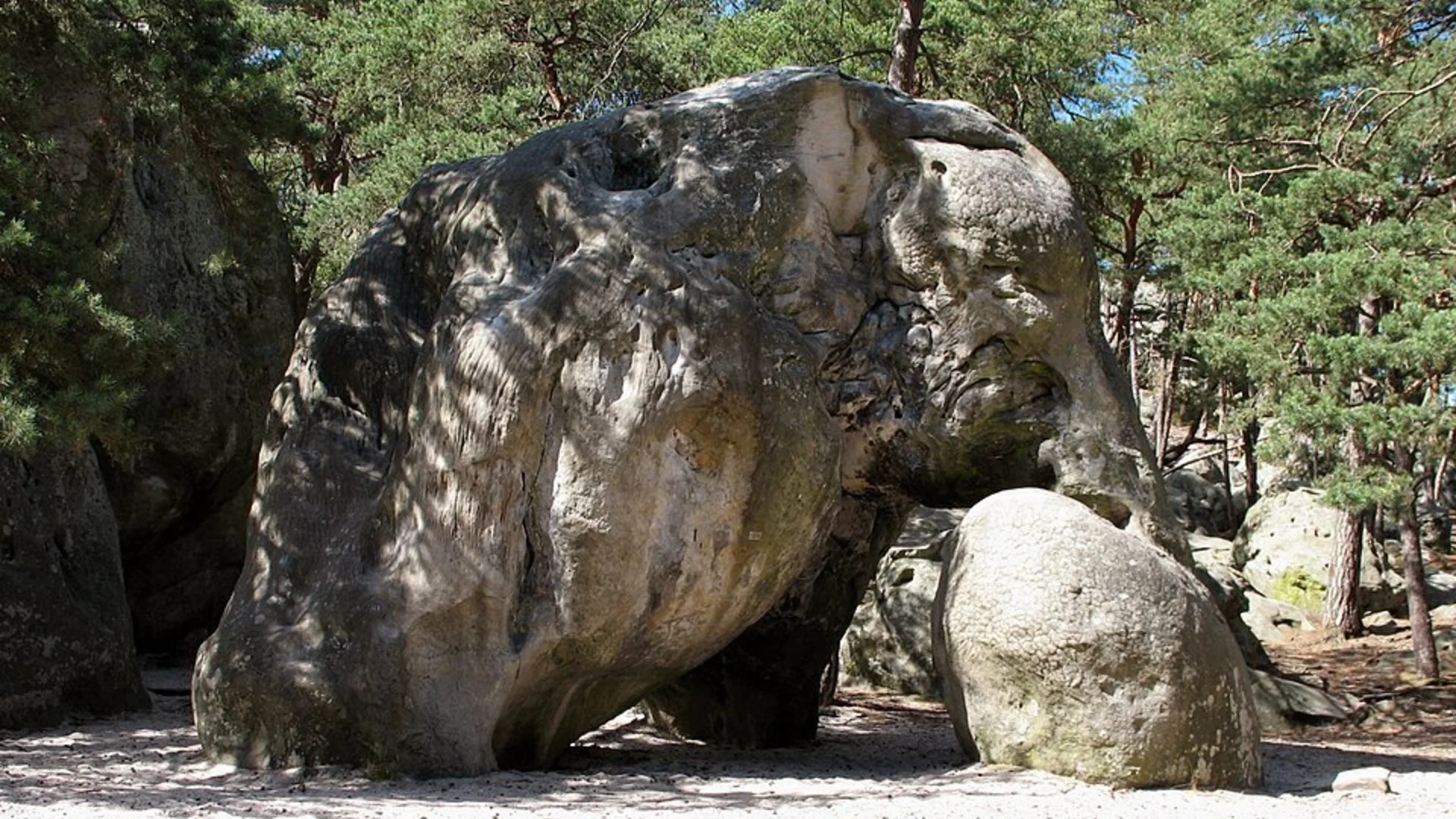 © Christoph Praxmarer, CC BY-SA 2.5 <https://creativecommons.org/licenses/by-sa/2.5>, via Wikimedia Commons